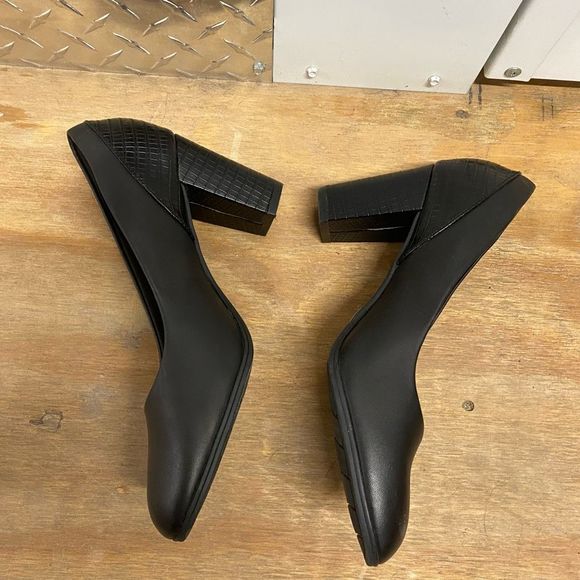 CLARKS (Worn Once!) Women's Alayna Ray Pumps Black Leather Block Heels, Size 8.5 - Picture 2 of 11